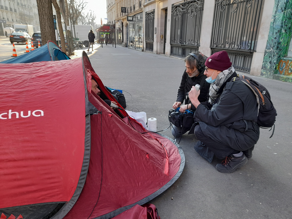 Une émission de Radio Mobile Paris enregistrée dans la rue, auprès d'une personne sans-abri